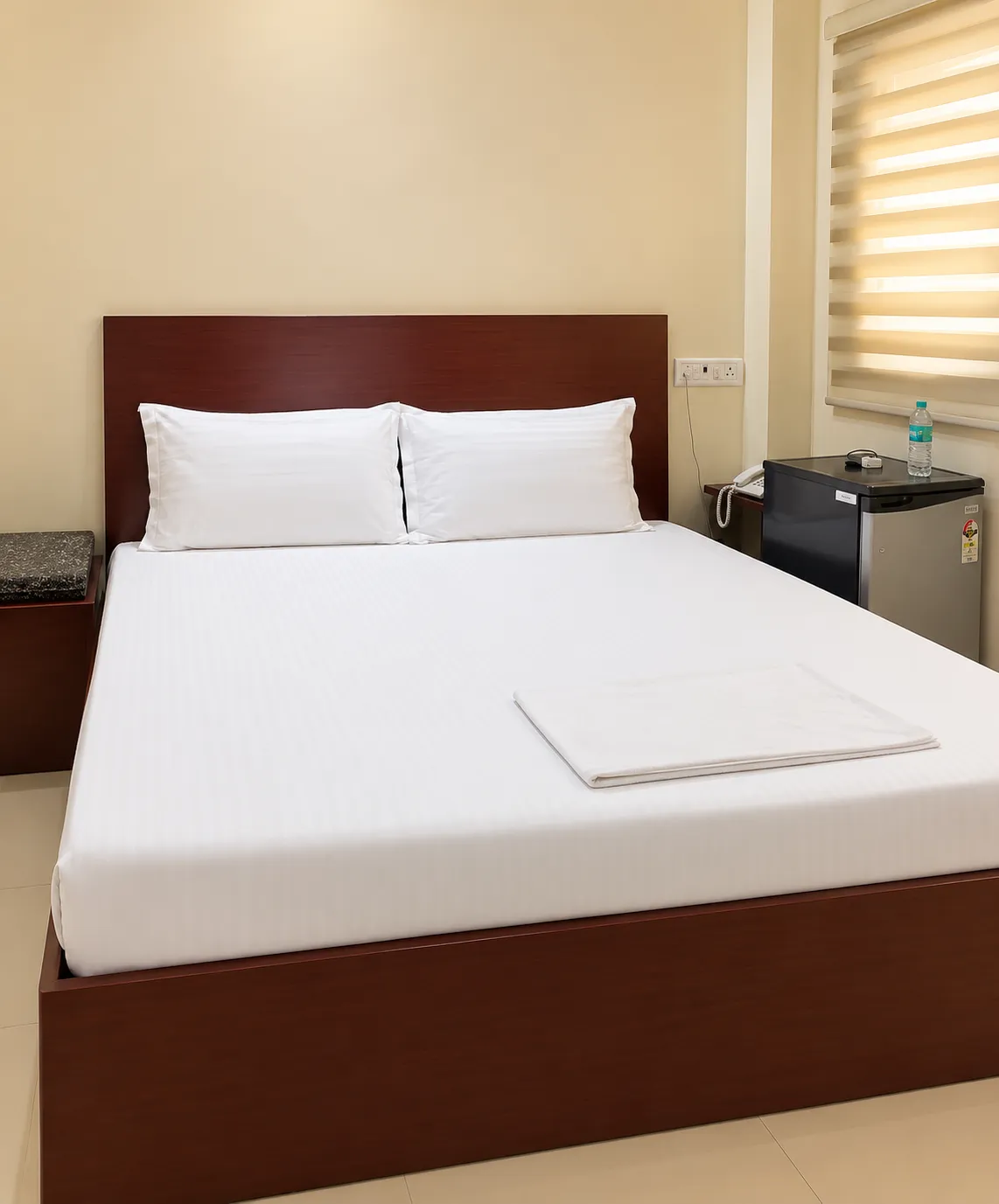 modern-hotel-room-with-pristine-bed